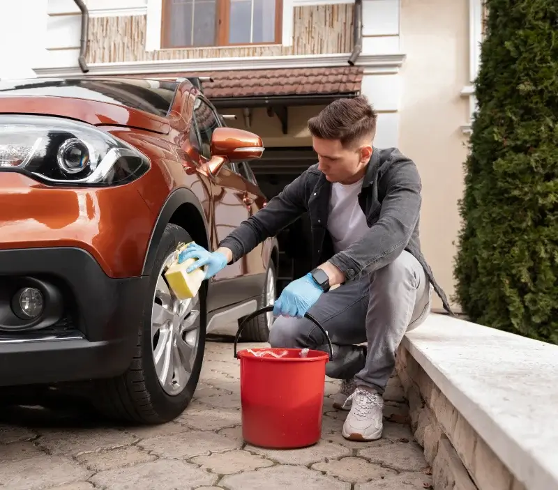 Lavage auto à domicile Saint-Laurent-Blangy : professionnel intervenant sur un véhicule
